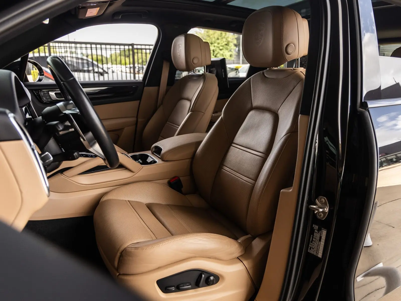 2023 Porsche Cayenne Platinum Edition photo 5