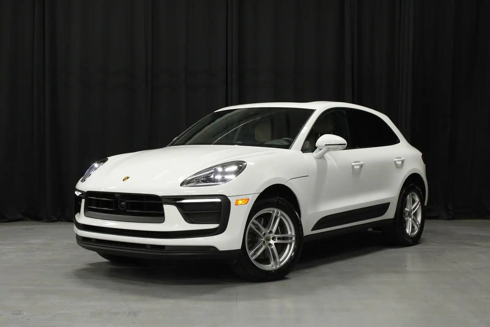 2025 Porsche Macan Base's photo