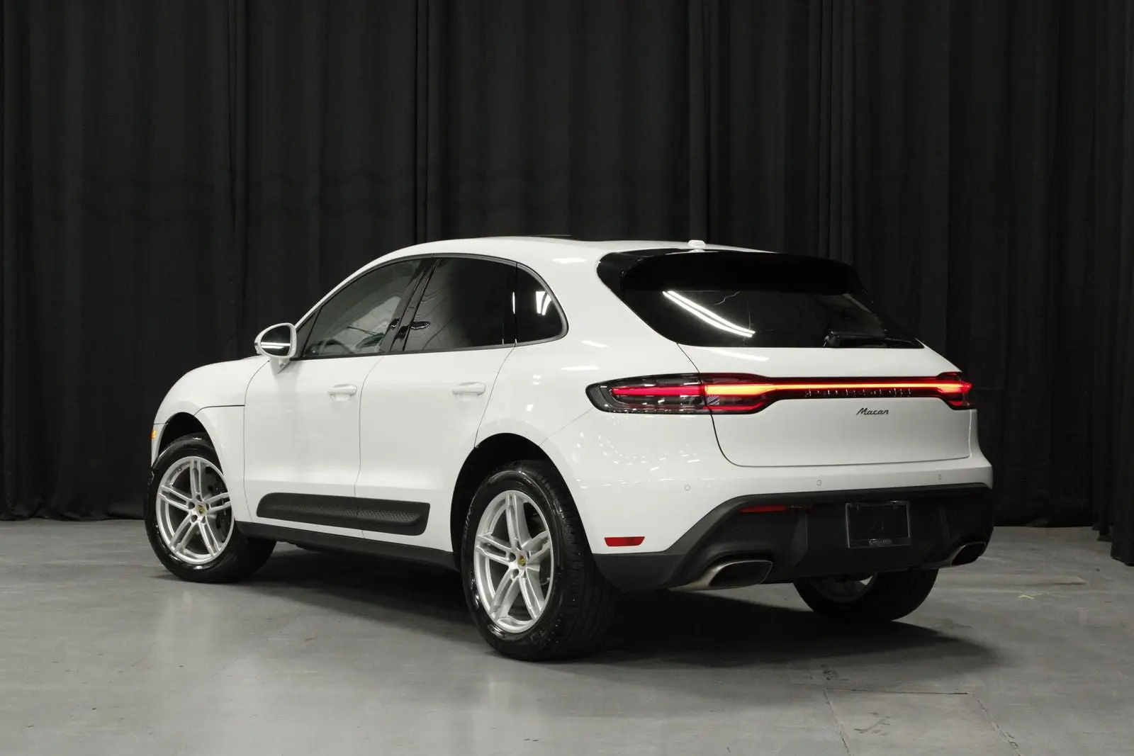 2025 Porsche Macan Base photo 3