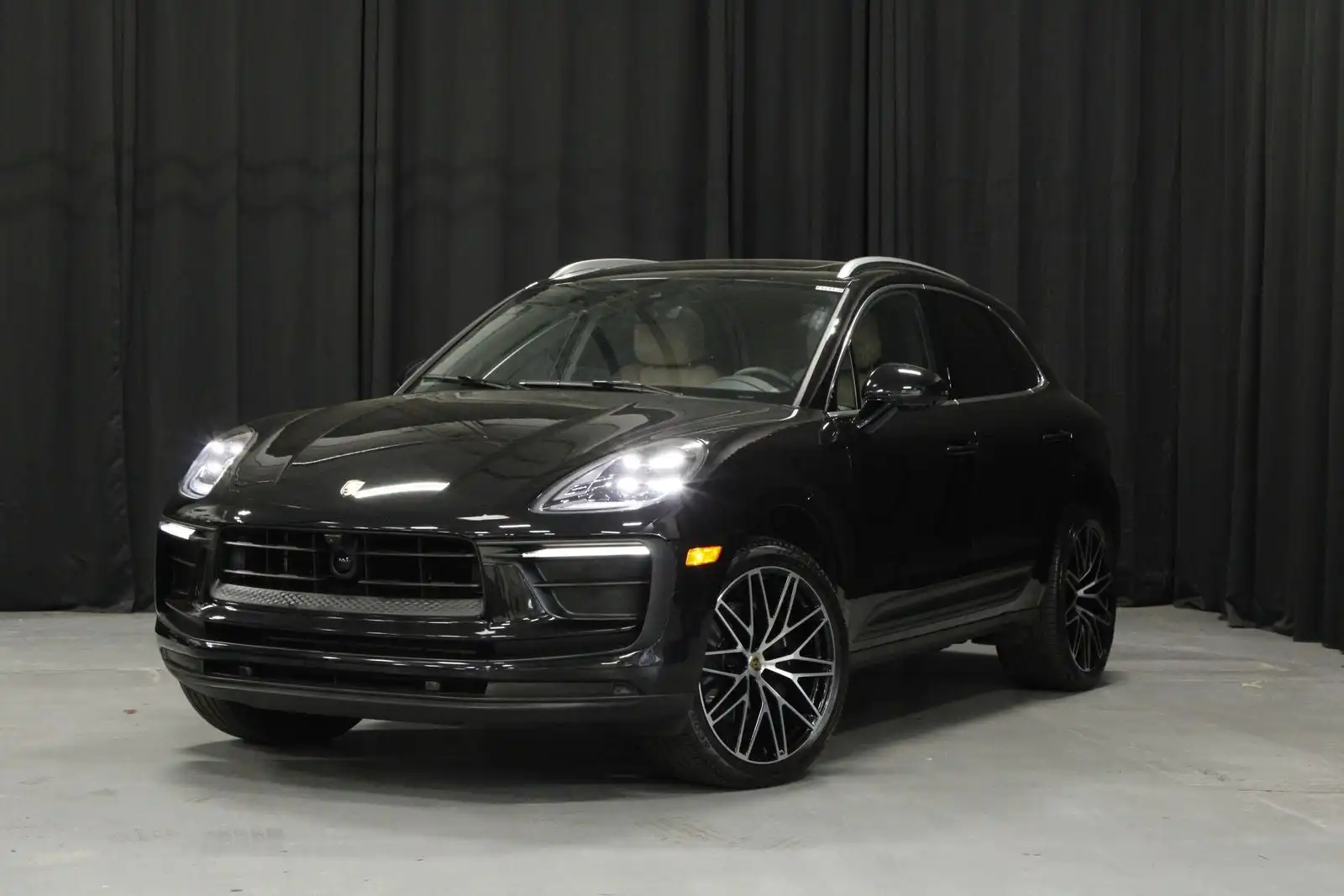 2026 Porsche Macan Base's photo