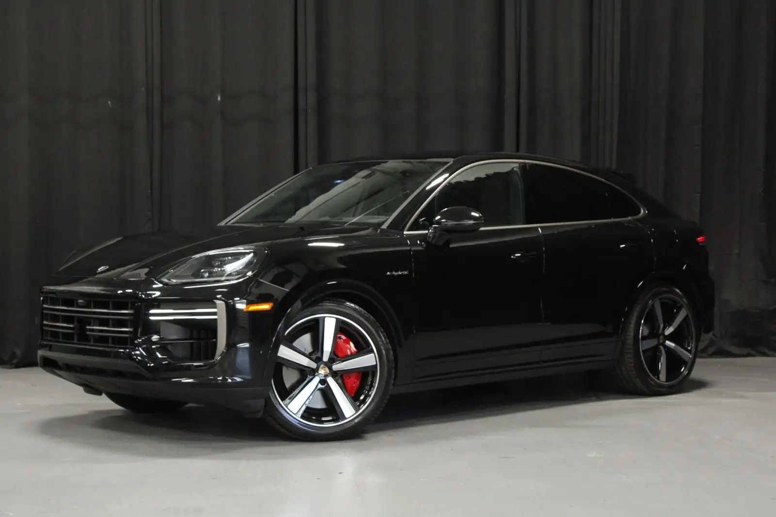 2025 Porsche Cayenne Turbo E-Hybrid's photo