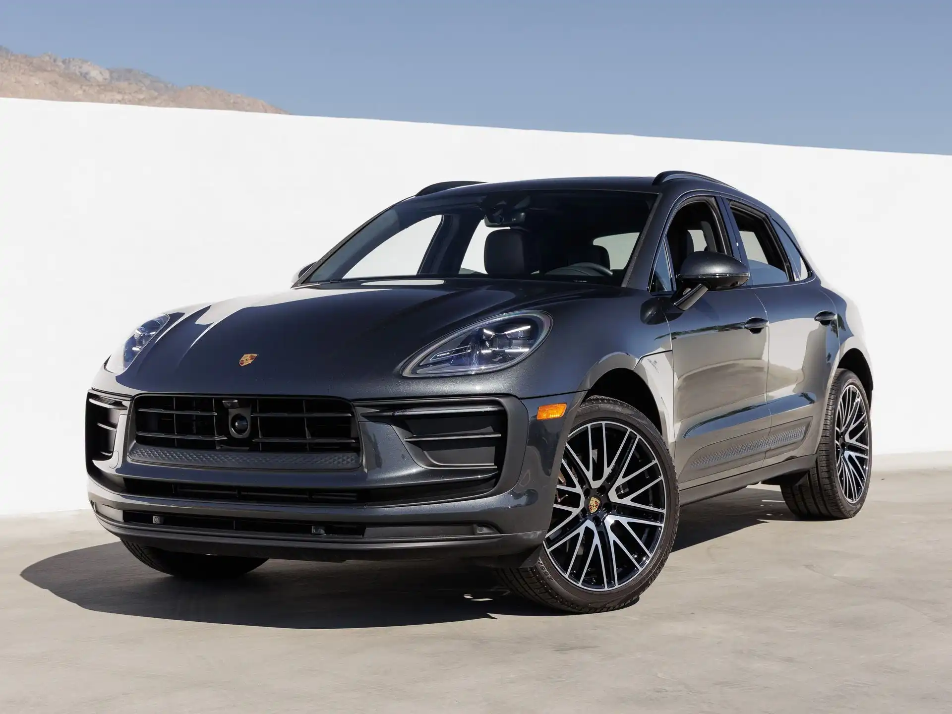 2026 Porsche Macan Base's photo