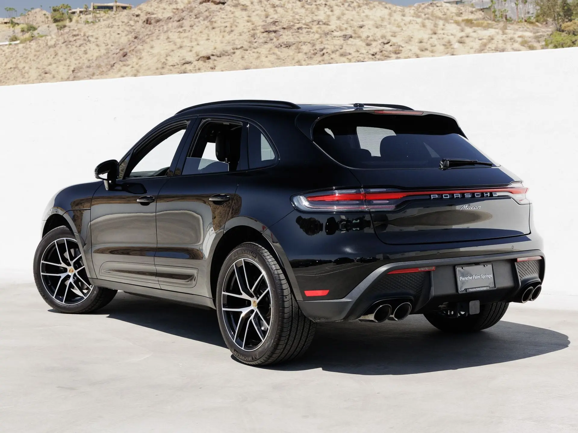 2025 Porsche Macan Base photo 3