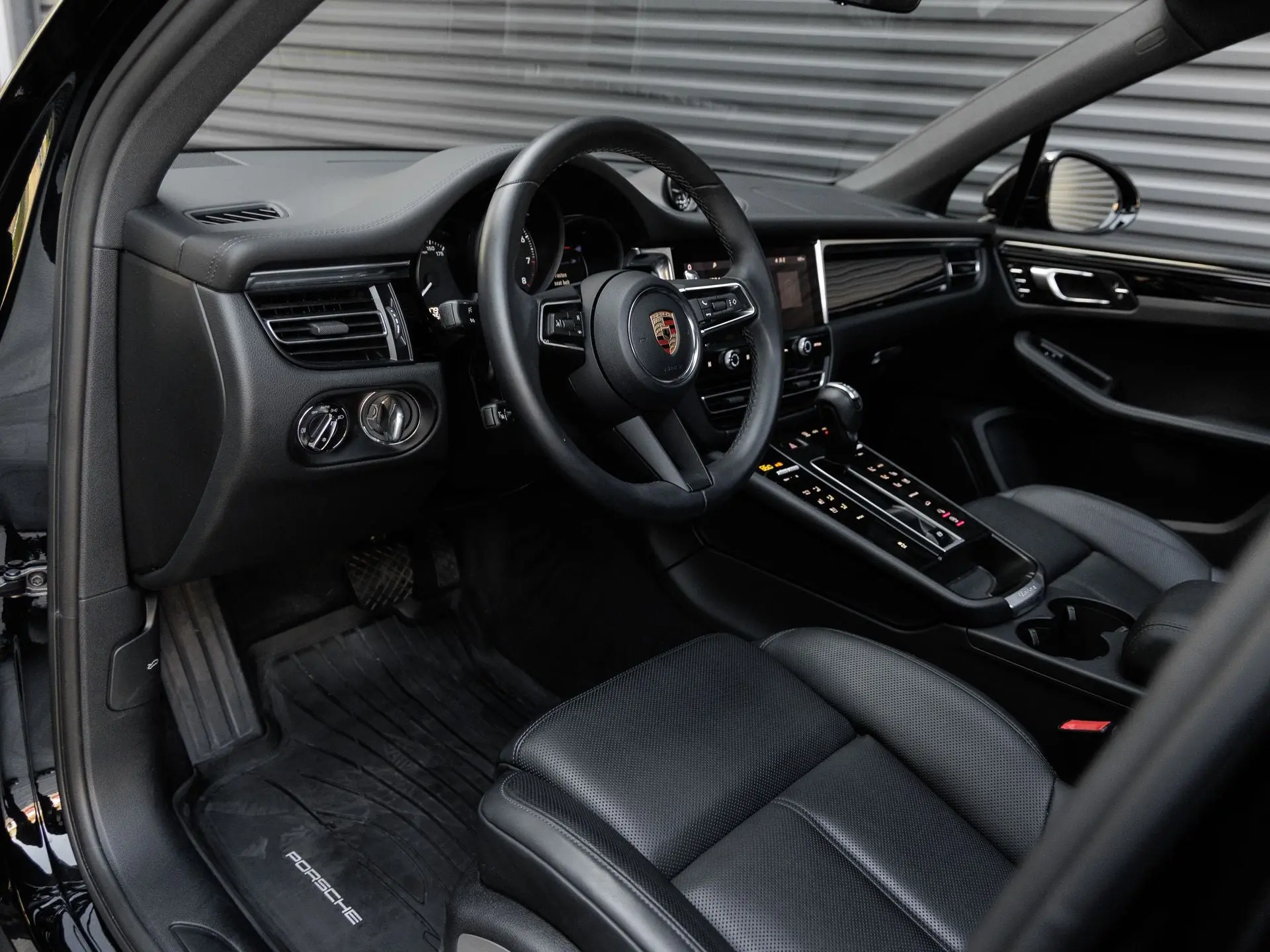2025 Porsche Macan Base photo 4