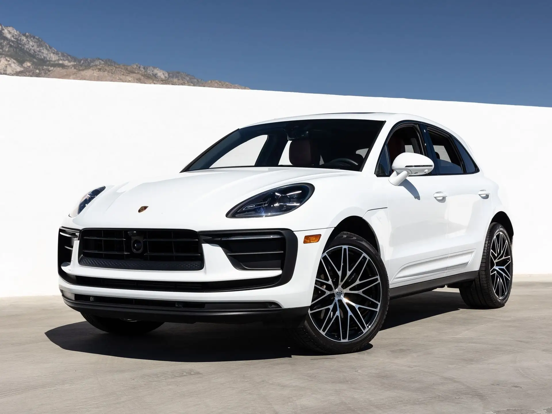 2026 Porsche Macan Base photo 1