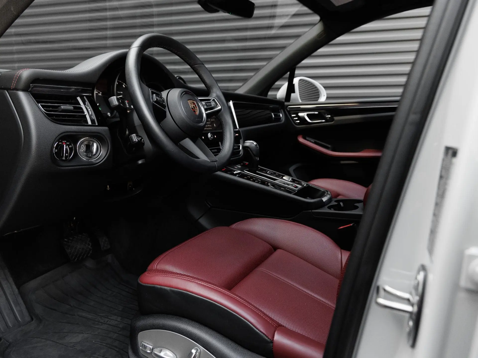 2026 Porsche Macan Base photo 4