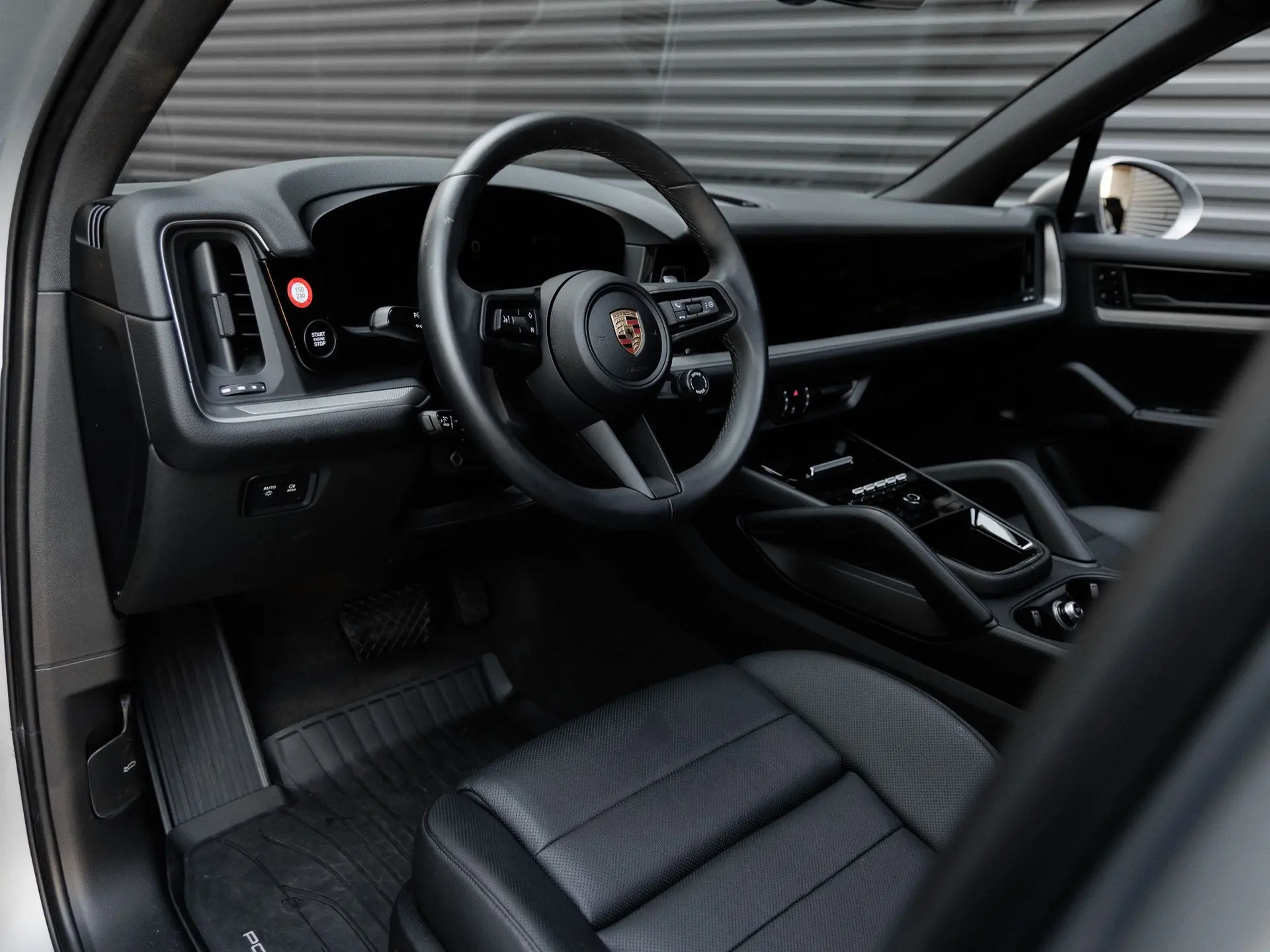 2025 Porsche Cayenne Base photo 4