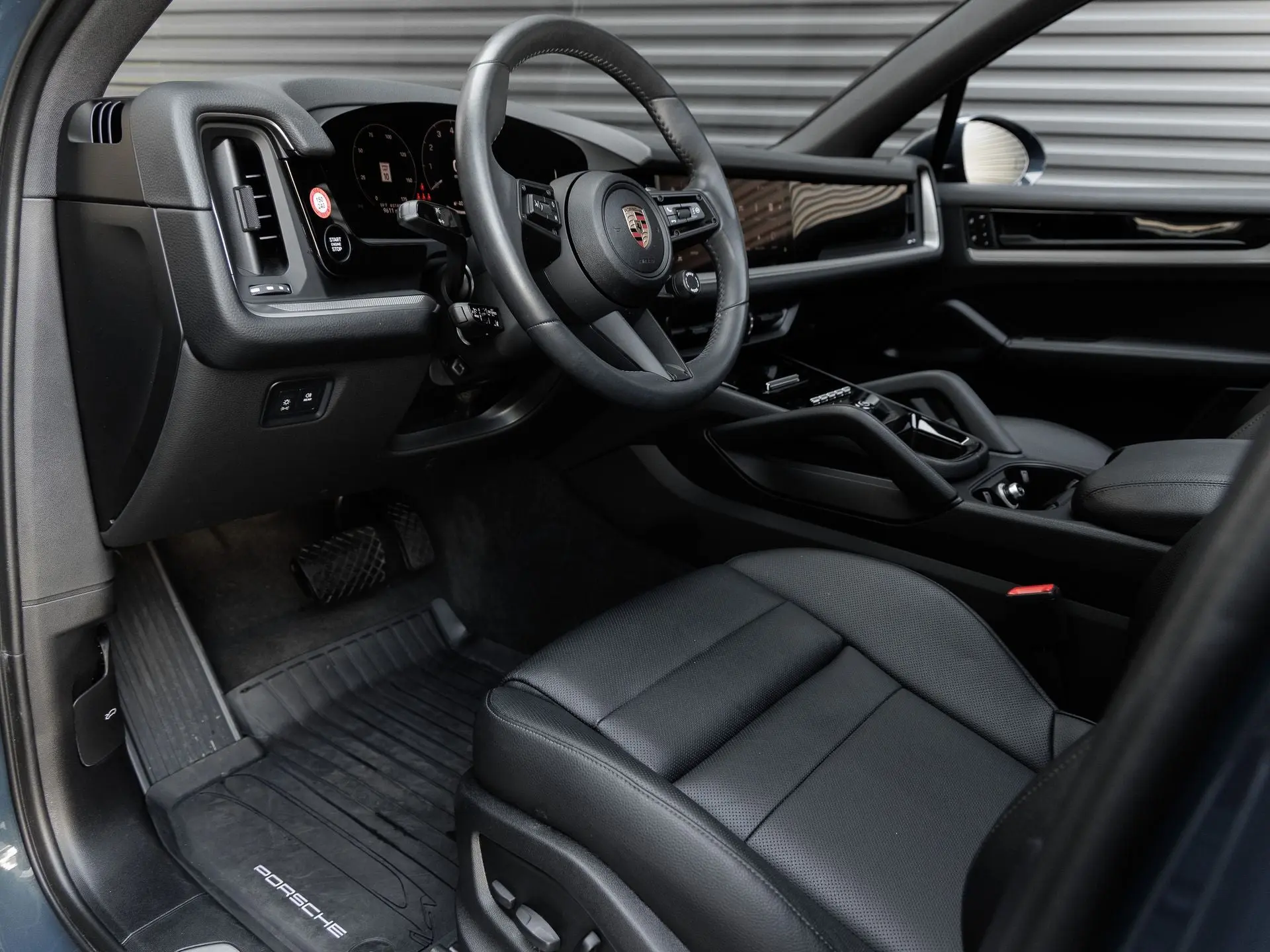 2025 Porsche Cayenne Base photo 4