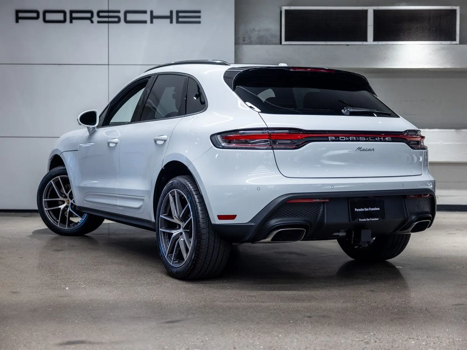 2026 Porsche Macan Base photo 3