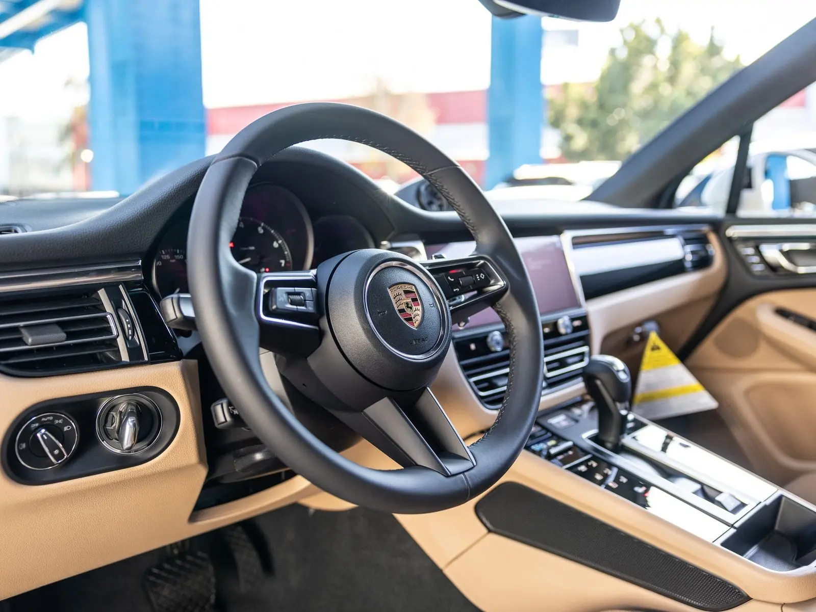2026 Porsche Macan Base photo 4