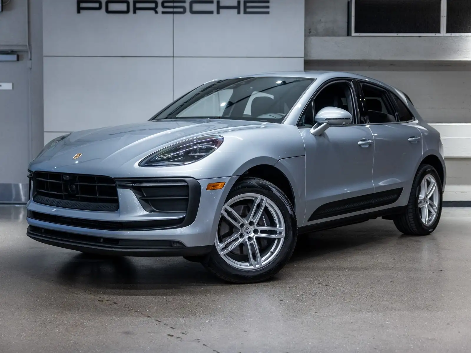 2025 Porsche Macan Base's photo