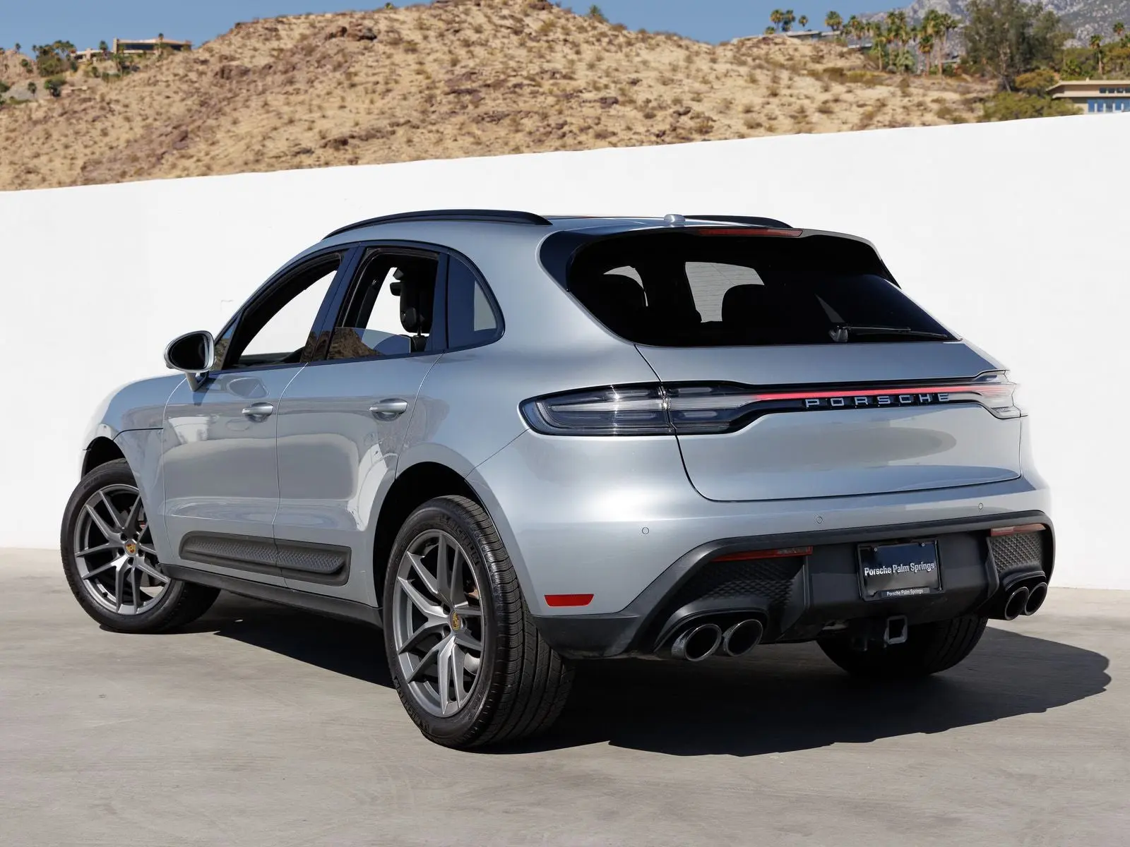 2025 Porsche Macan Base photo 3