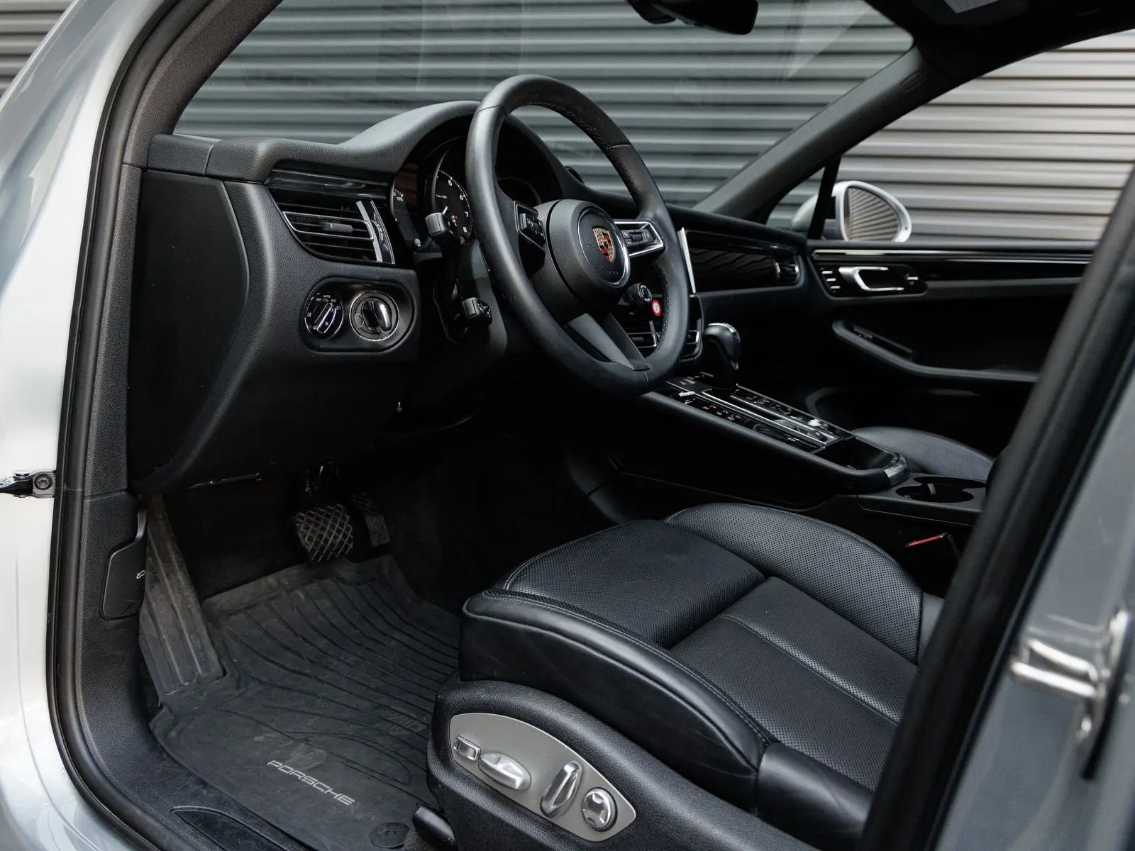 2025 Porsche Macan Base photo 4