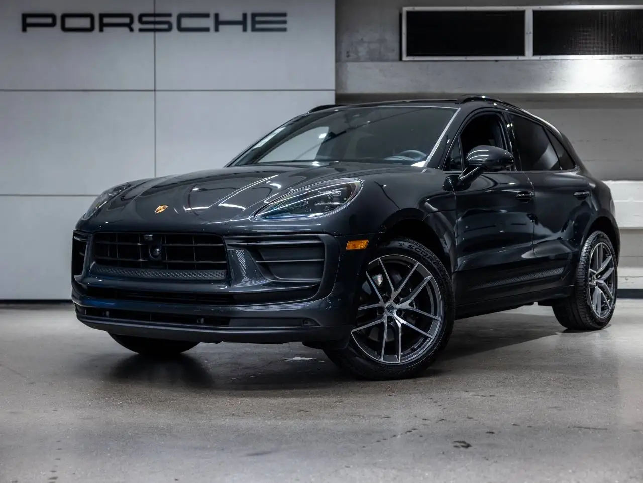 2025 Porsche Macan Base photo 1