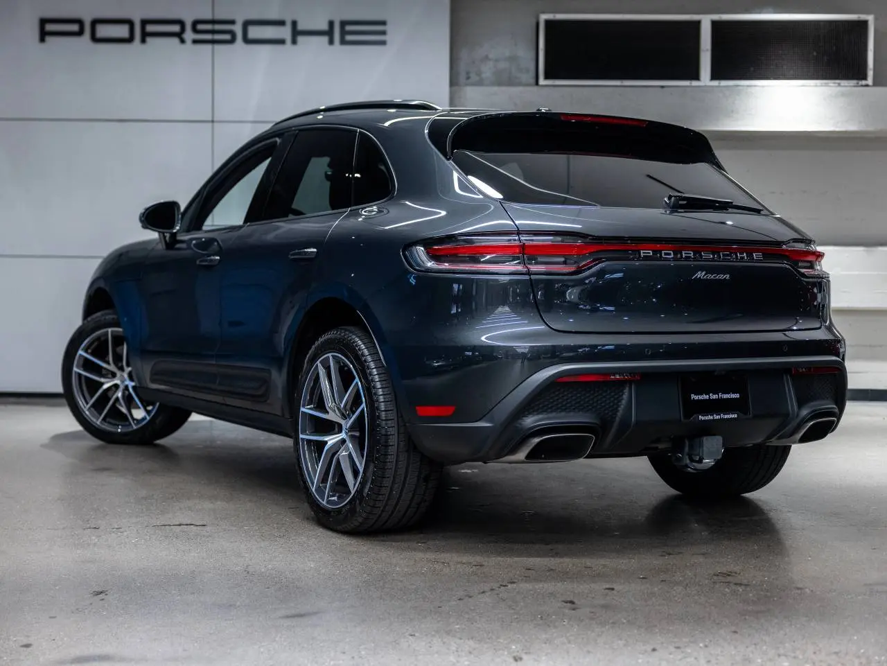 2025 Porsche Macan Base photo 3