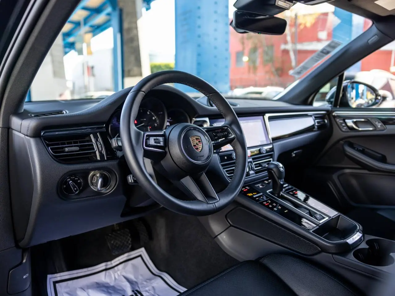 2025 Porsche Macan Base photo 4