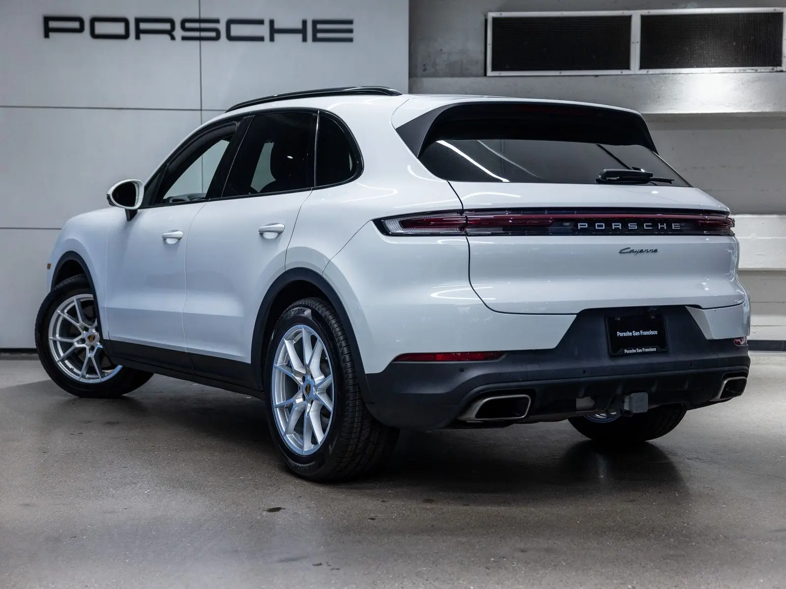 2024 Porsche Cayenne Base photo 3