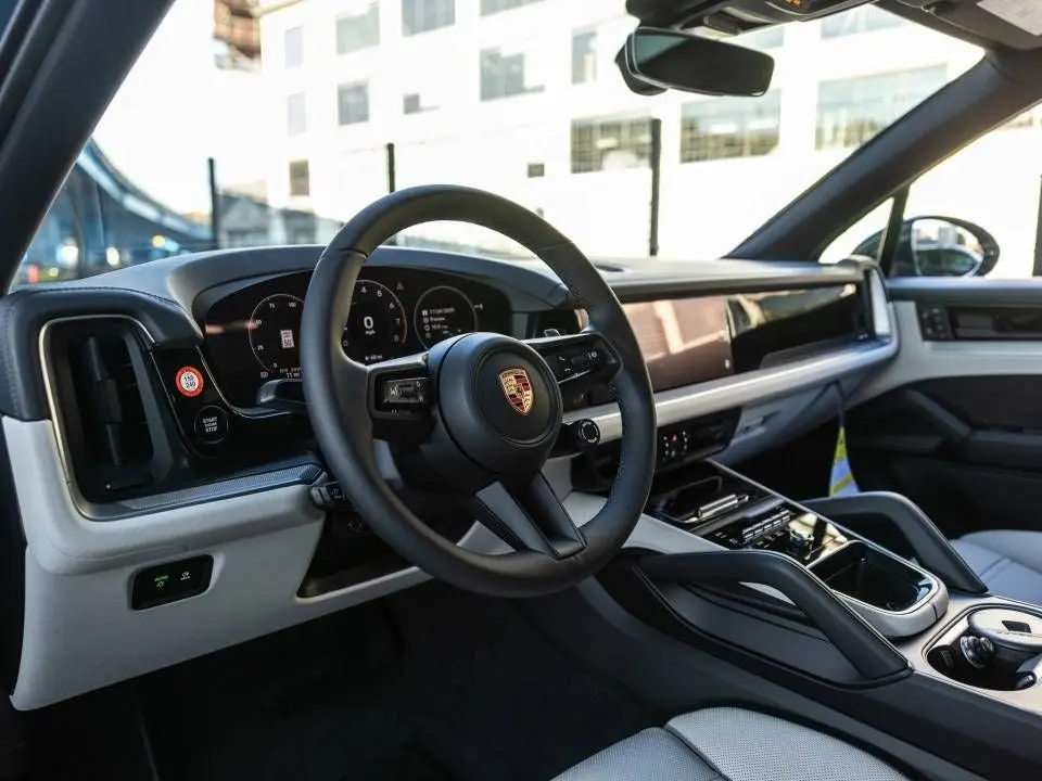 2026 Porsche Cayenne Base photo 4