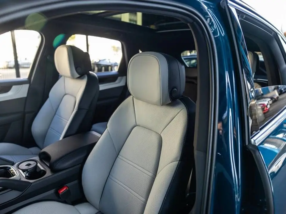 2026 Porsche Cayenne Base photo 5
