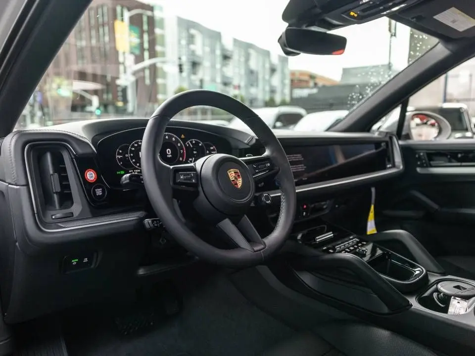 2026 Porsche Cayenne Base photo 4