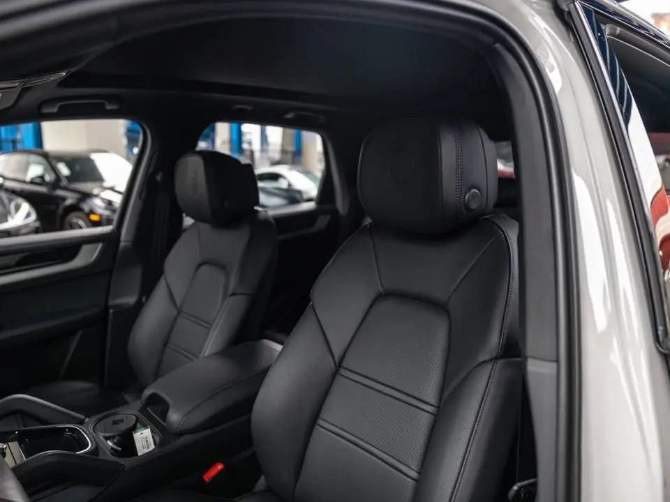 2026 Porsche Cayenne Base photo 5