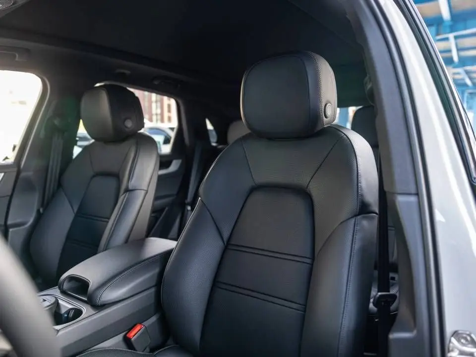 2026 Porsche Cayenne Base photo 5