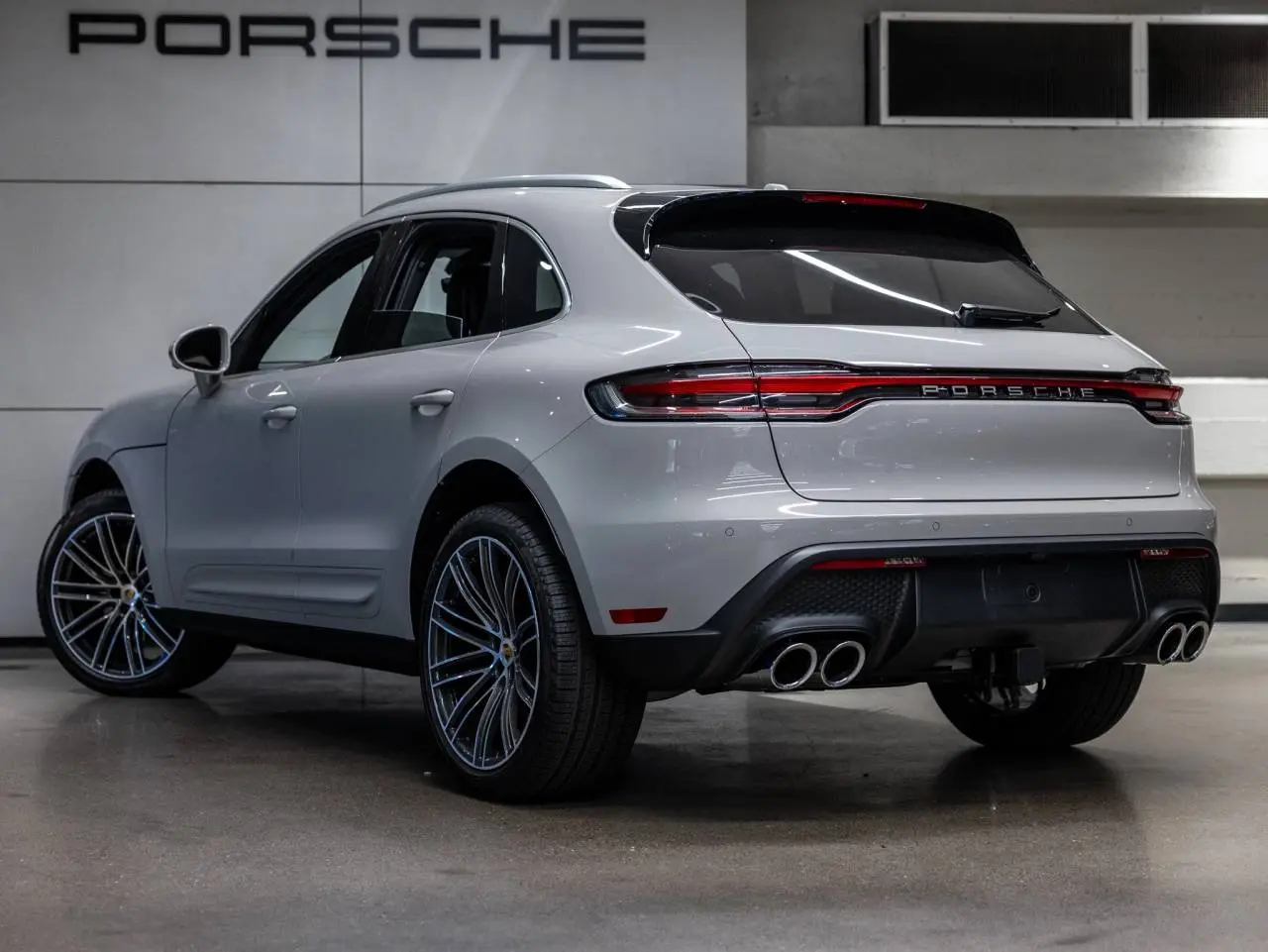 2025 Porsche Macan S photo 3