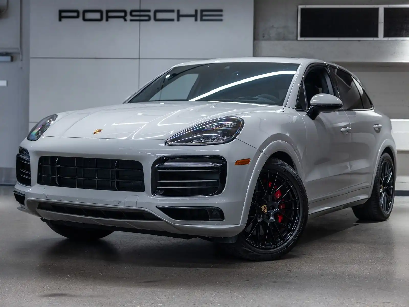 2023 Porsche Cayenne GTS's photo