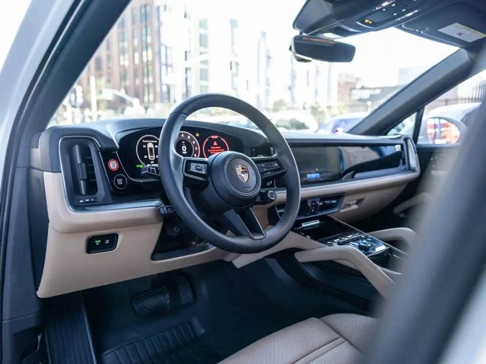 2026 Porsche Cayenne Base photo 4