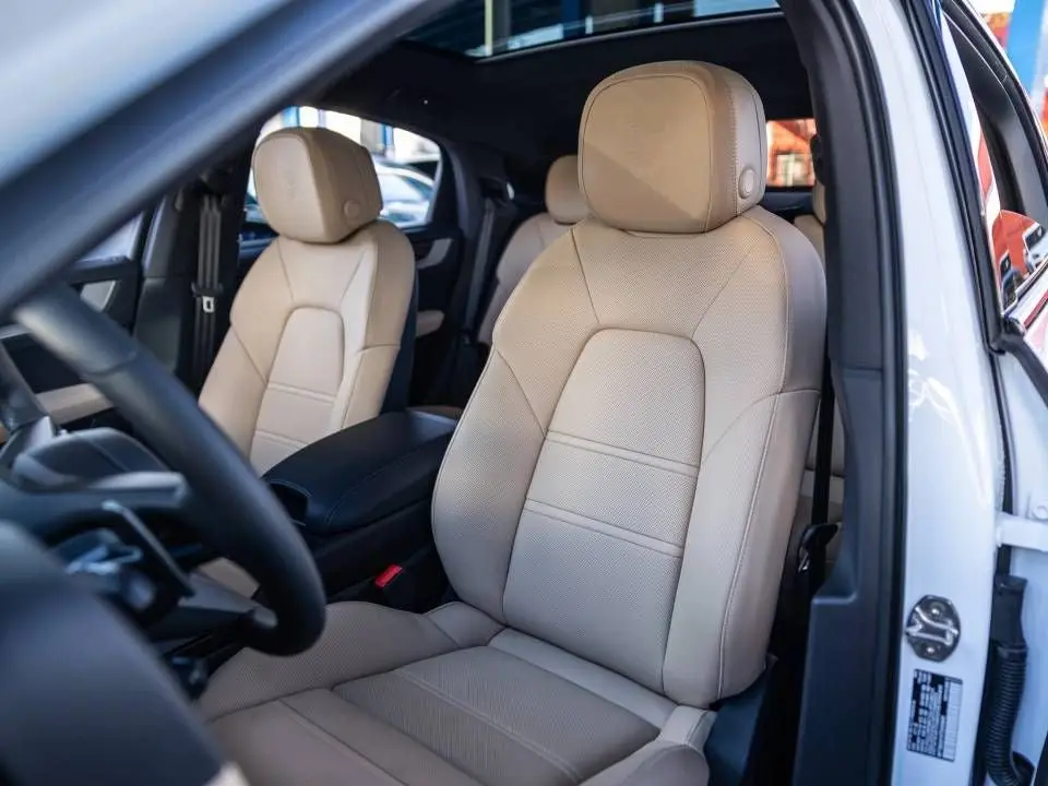 2026 Porsche Cayenne Base photo 5