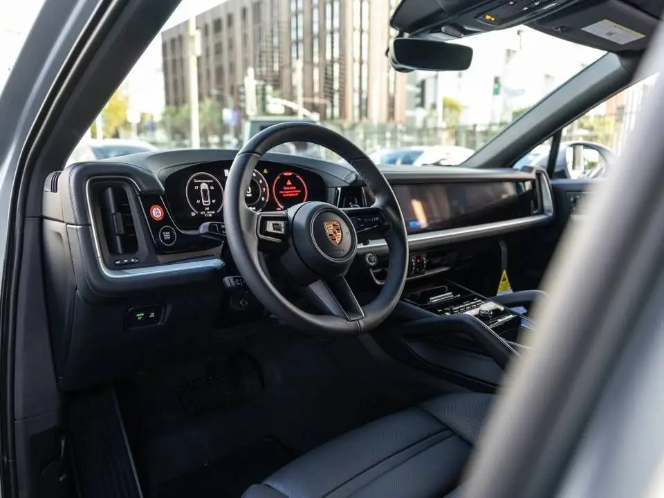 2026 Porsche Cayenne Base photo 4
