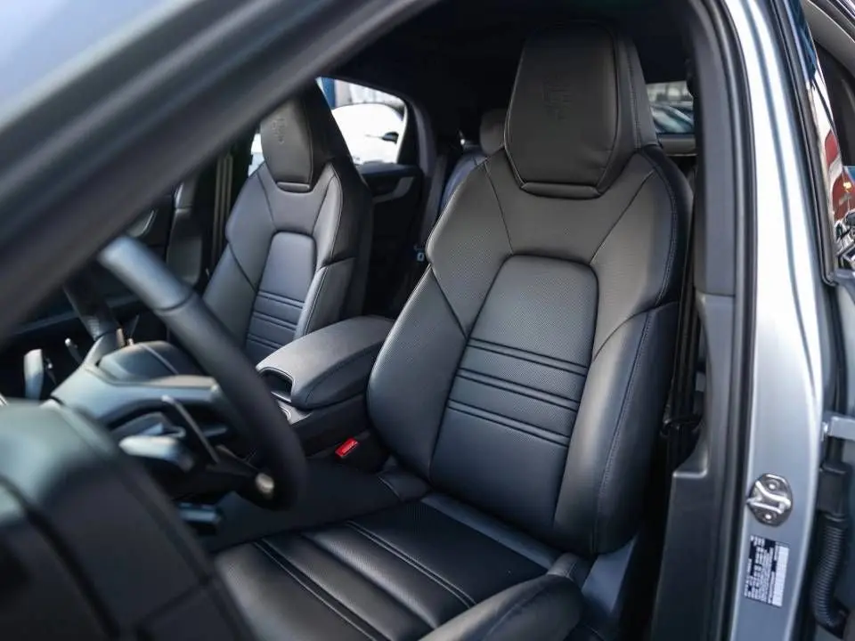 2026 Porsche Cayenne Base photo 5