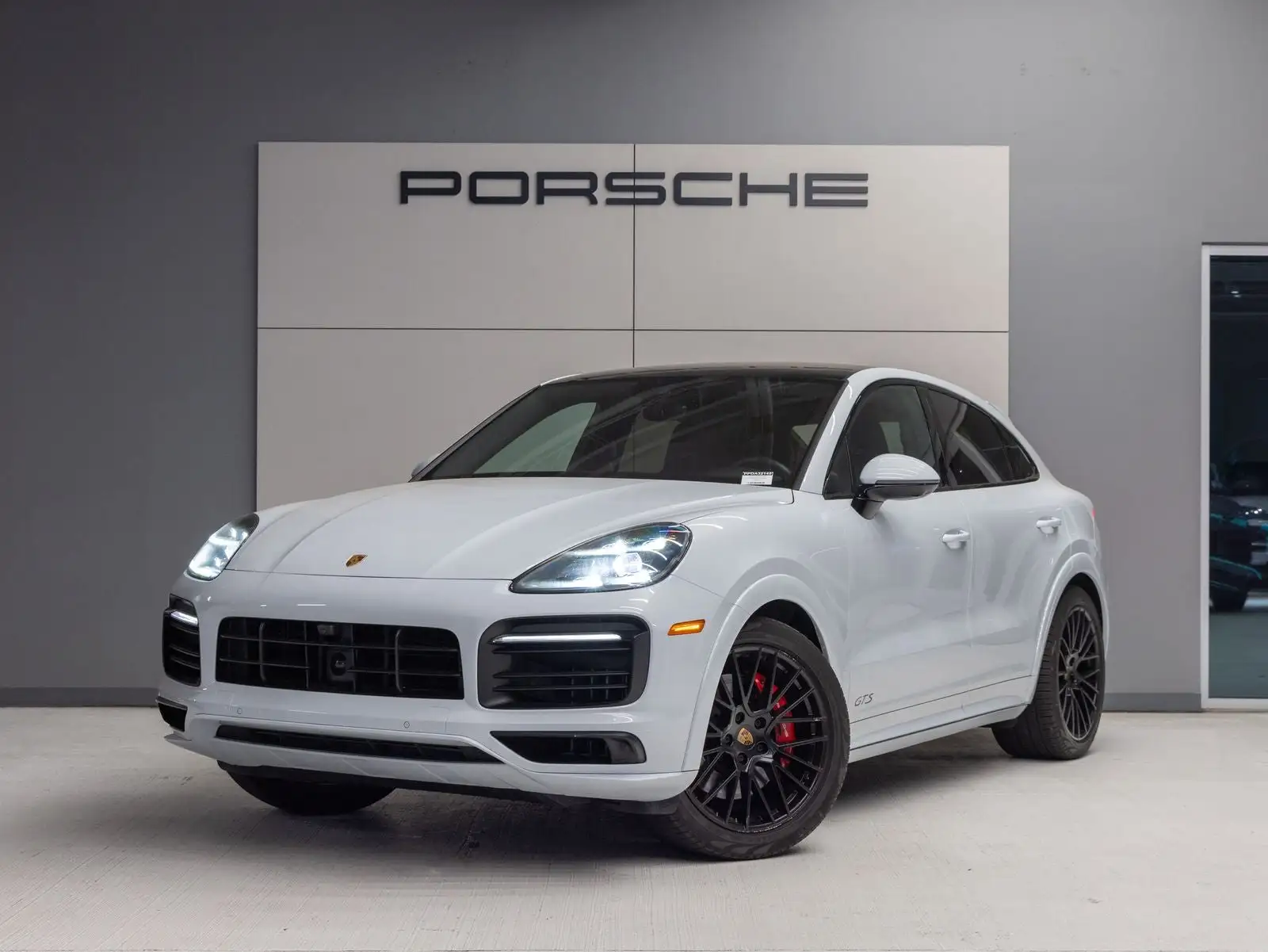 2023 Porsche Cayenne GTS's photo