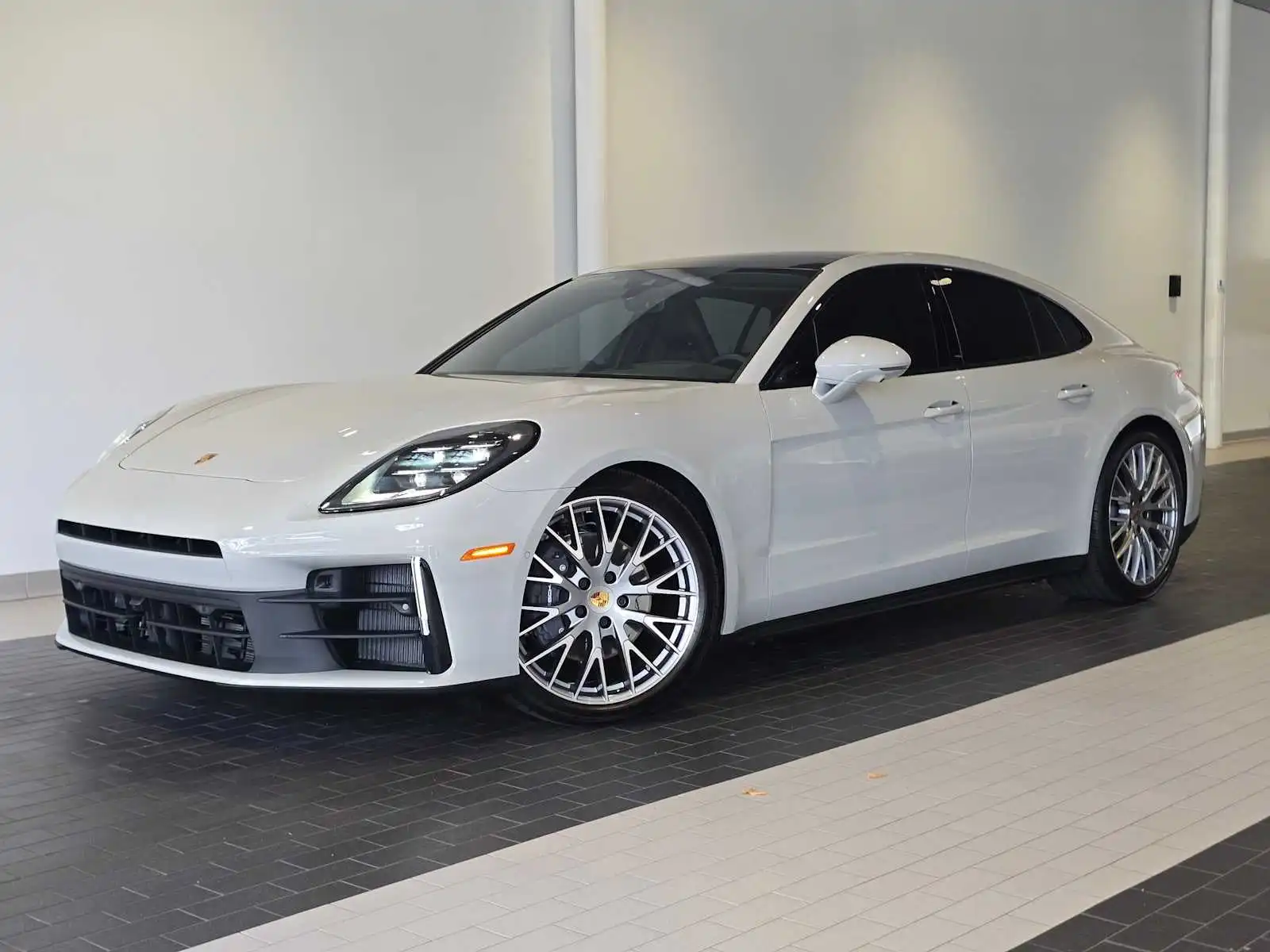 2025 Porsche Panamera 4's photo