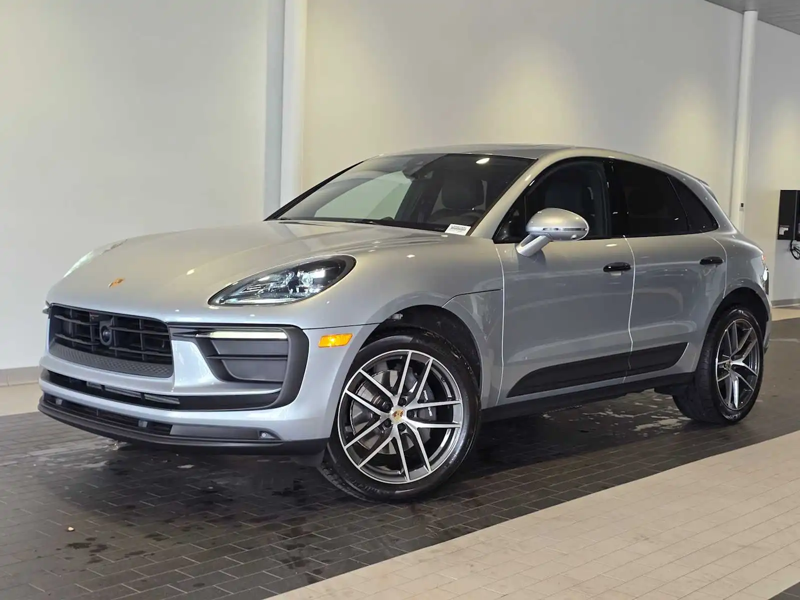 2025 Porsche Macan Base's photo