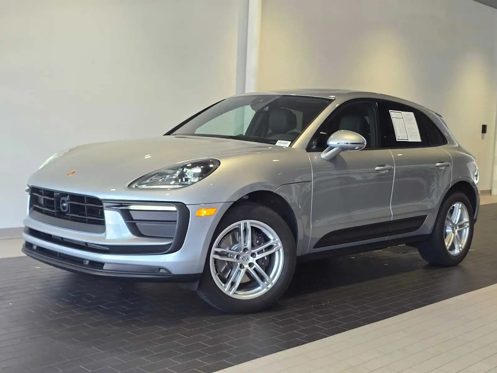2025 Porsche Macan Base's photo