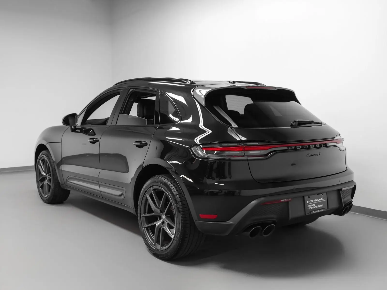 2023 Porsche Macan T photo 3