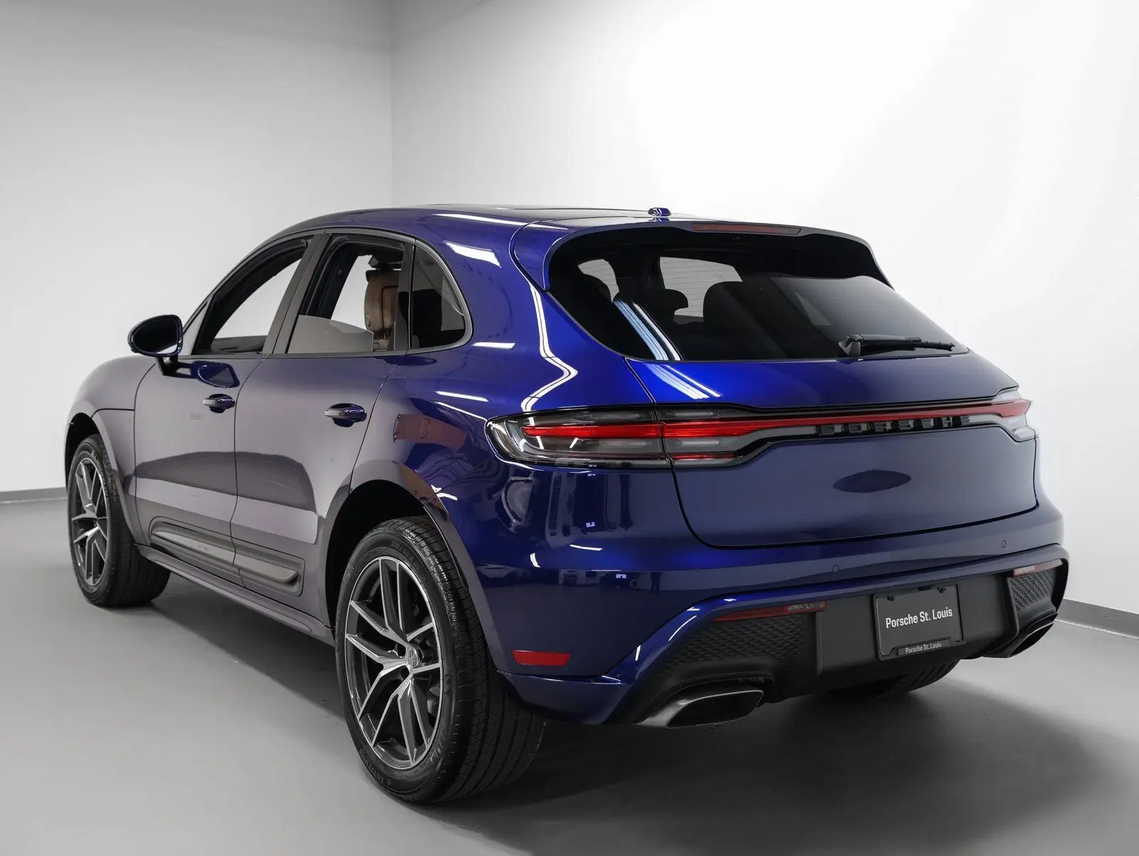 2026 Porsche Macan Base photo 3