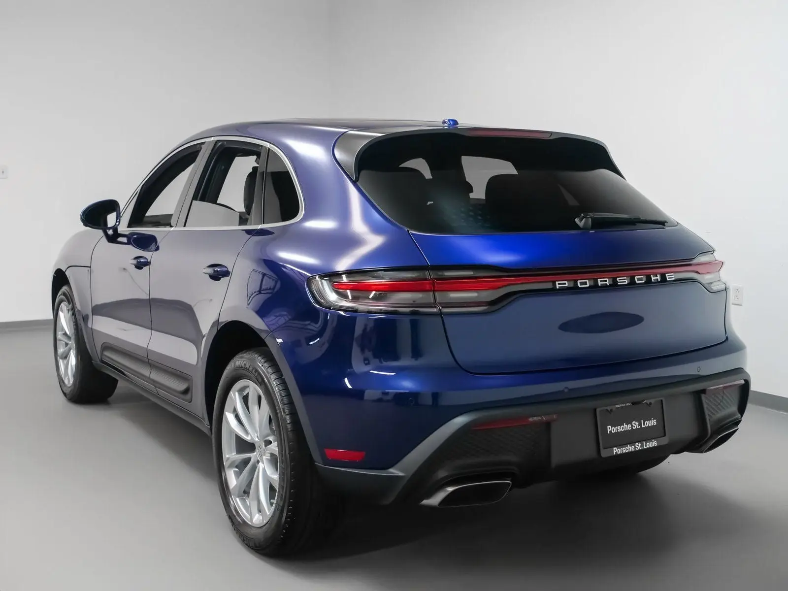 2025 Porsche Macan Base photo 3