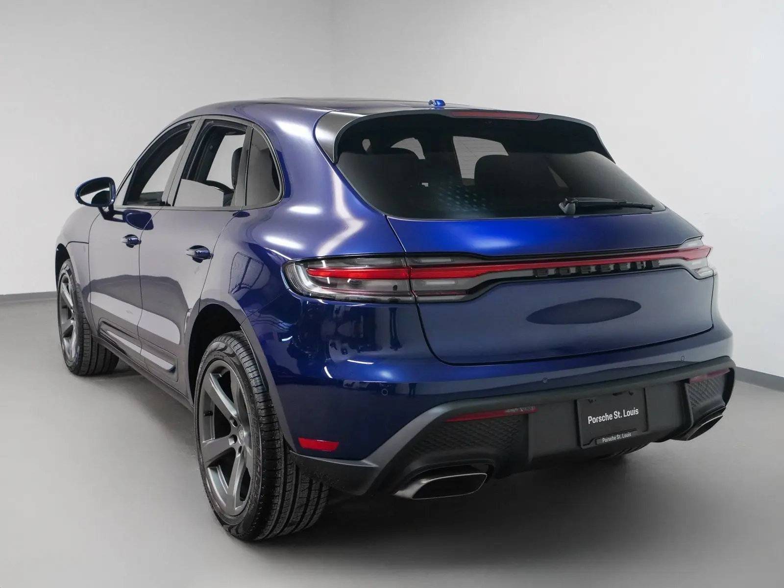 2025 Porsche Macan Base photo 3