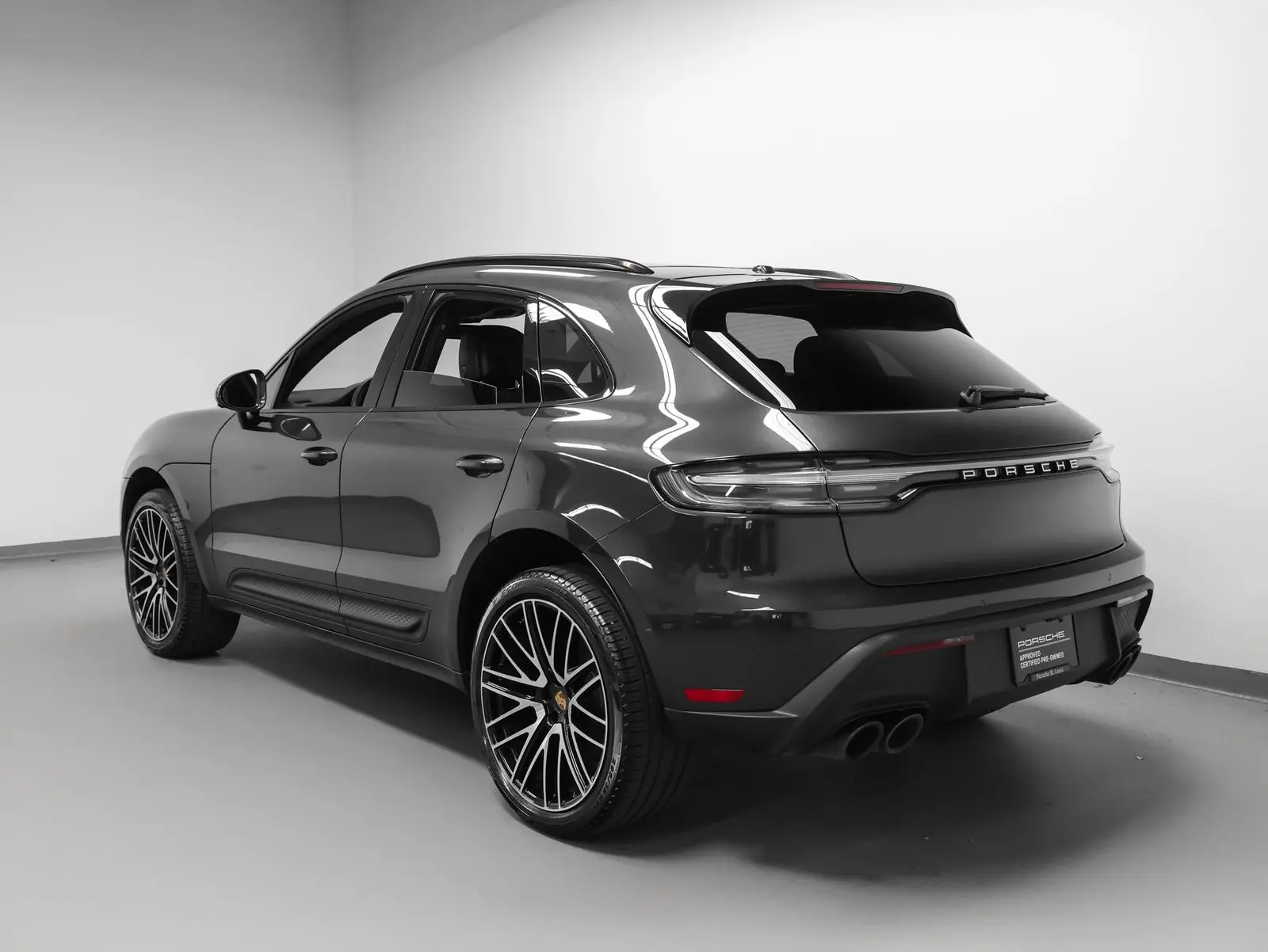 2026 Porsche Macan Base photo 3