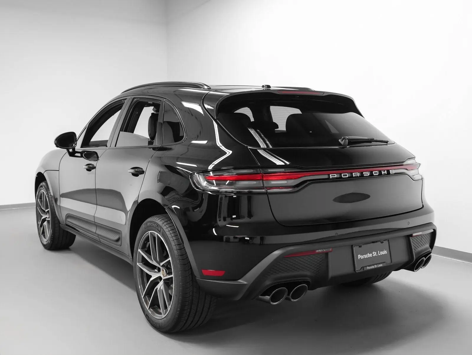 2026 Porsche Macan Base photo 3