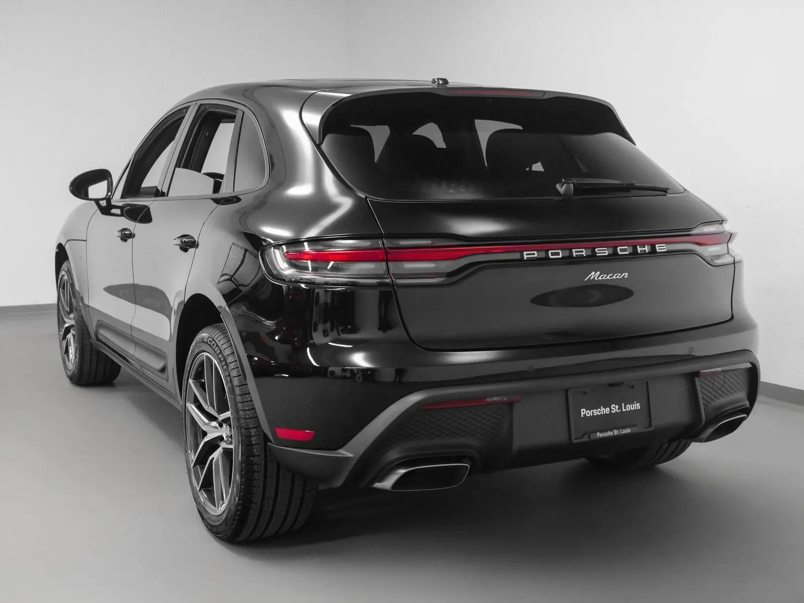 2025 Porsche Macan Base photo 3