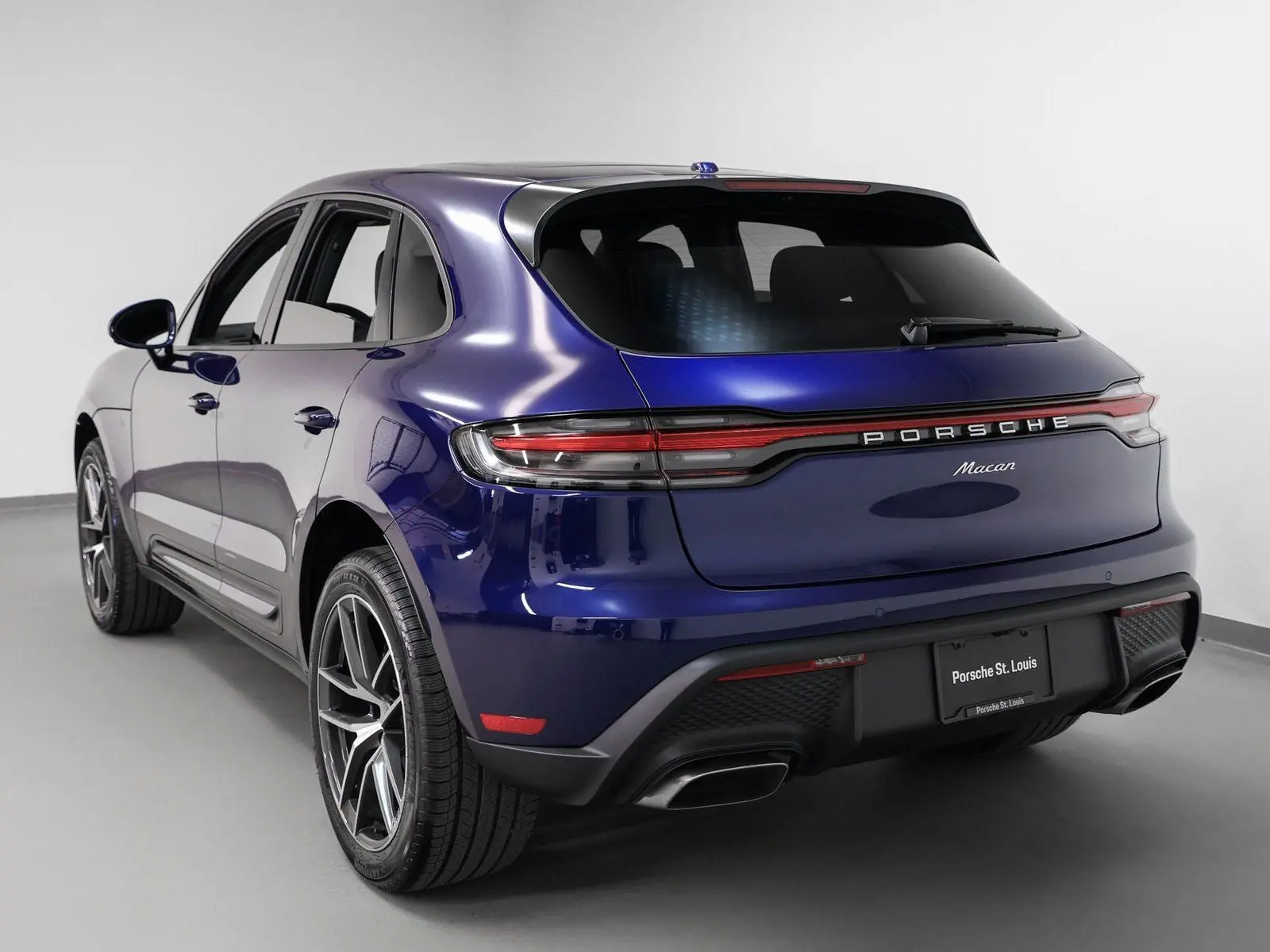 2025 Porsche Macan Base photo 3