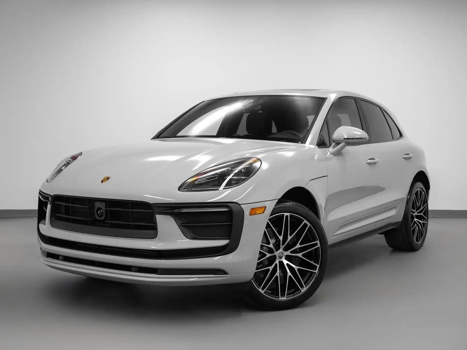 2026 Porsche Macan Base's photo