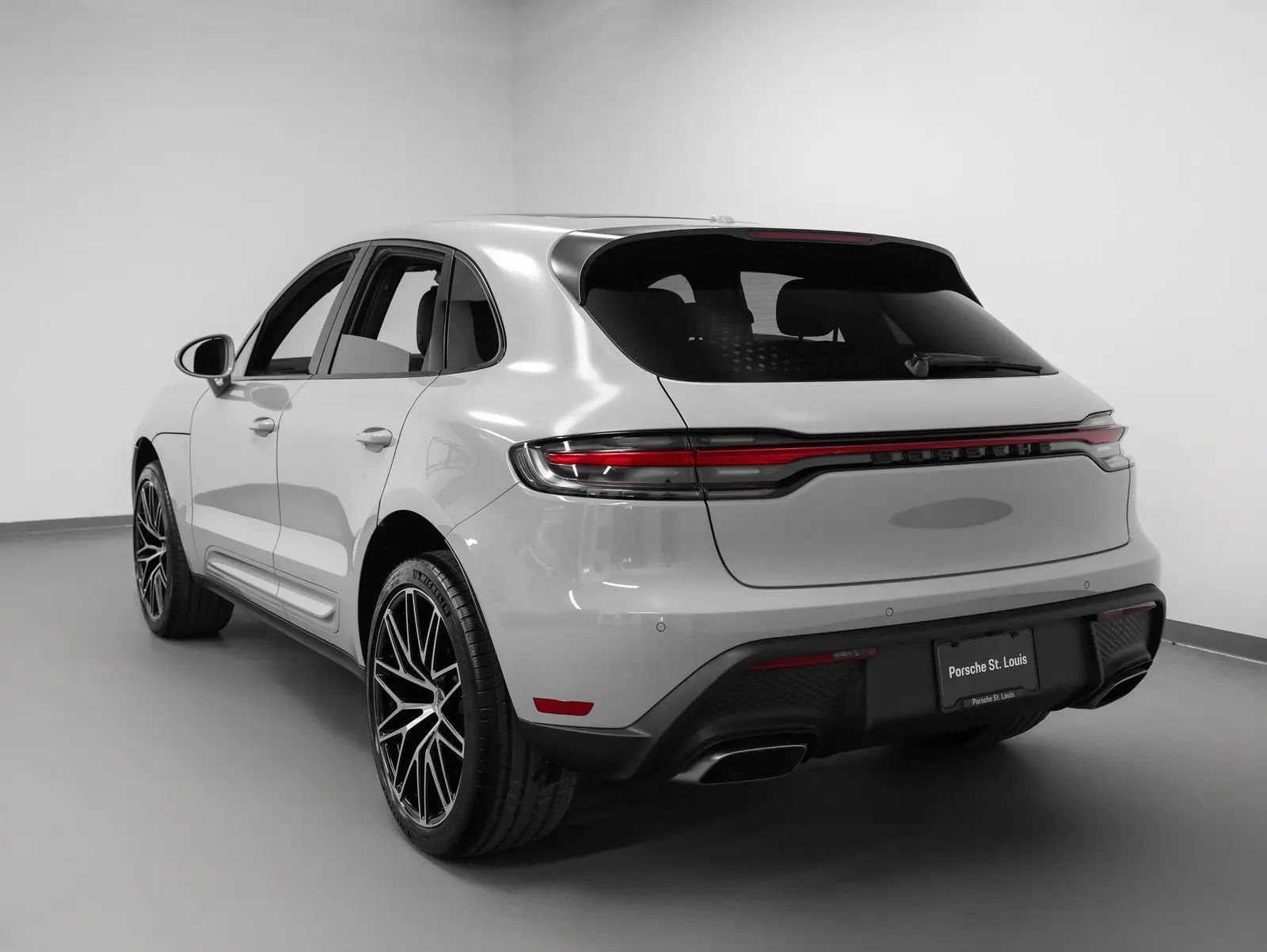 2026 Porsche Macan Base photo 3