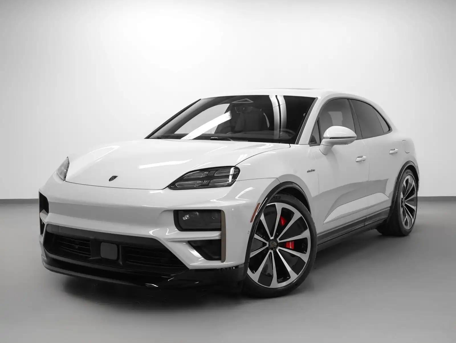 2025 Porsche Macan Macan Turbo Electric's photo