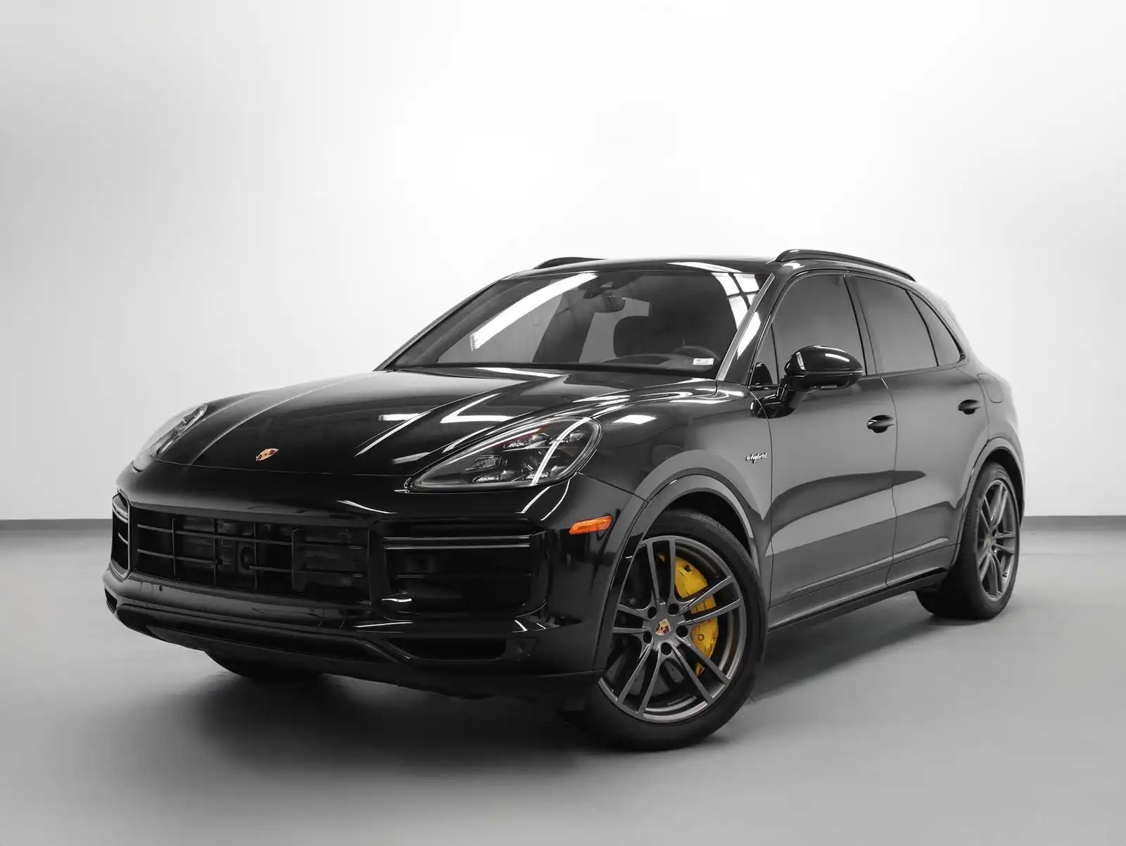 2023 Porsche Cayenne Turbo S E-Hybrid's photo