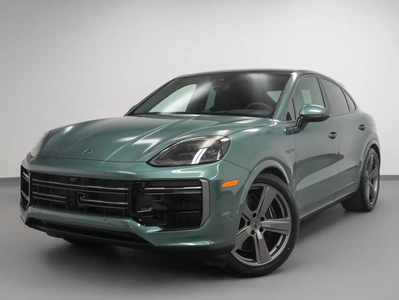 2025 Porsche Cayenne Turbo E-Hybrid's photo