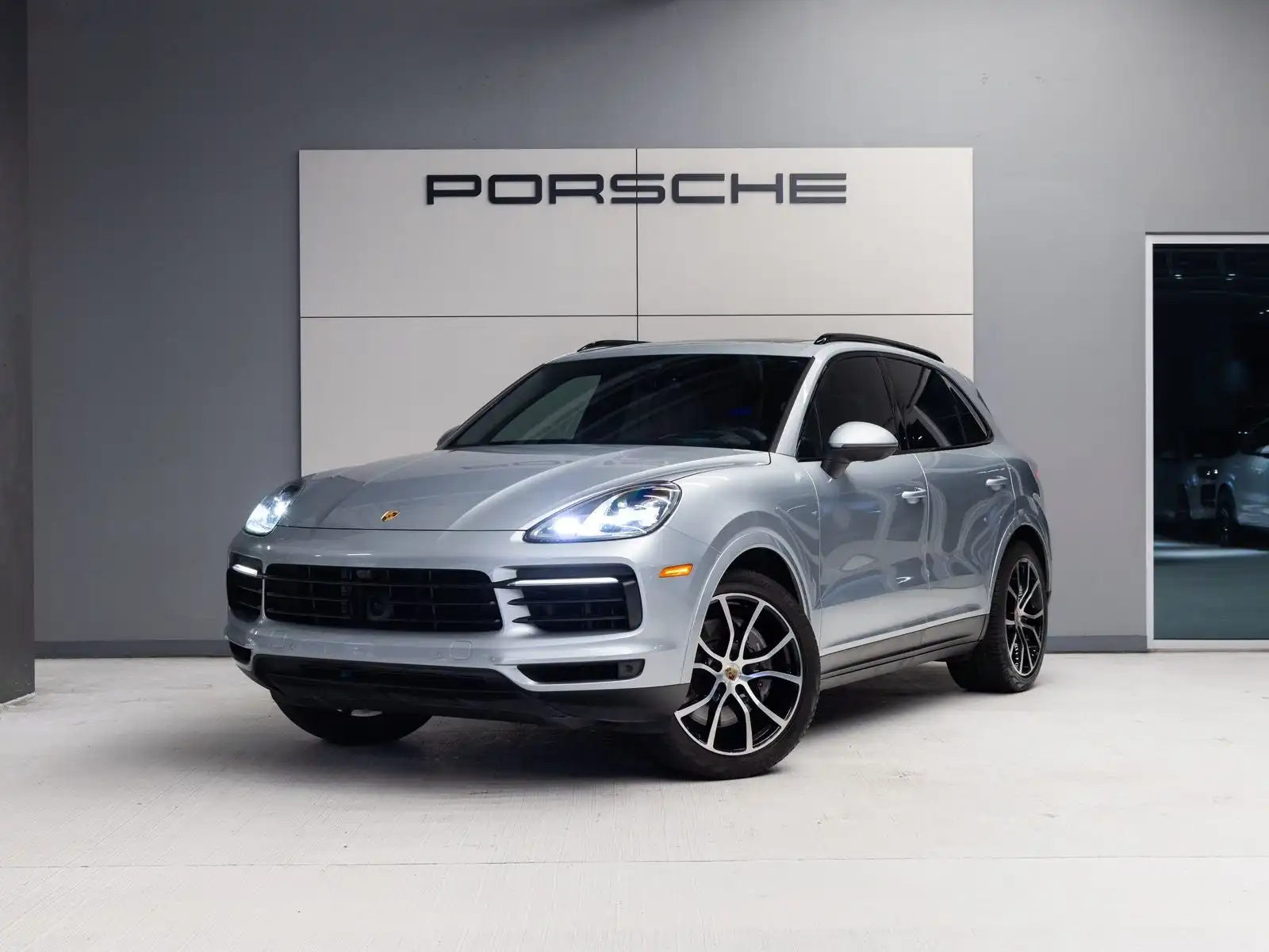 2023 Porsche Cayenne Platinum Edition's photo